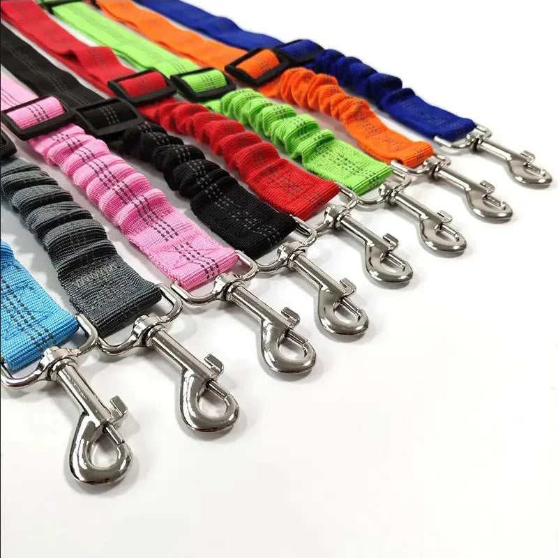 “Cinturón de seguridad para mascotas de alta calidad – cinturón ajustable con línea reflectante para perros y gatos, compatible con cualquier collar o arnés.”